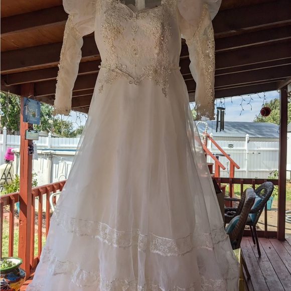 Dresses & Skirts - Vintage Wedding Dress
